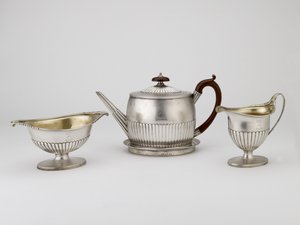 Tetera y soporte, jarra de crema, tazón de azúcar